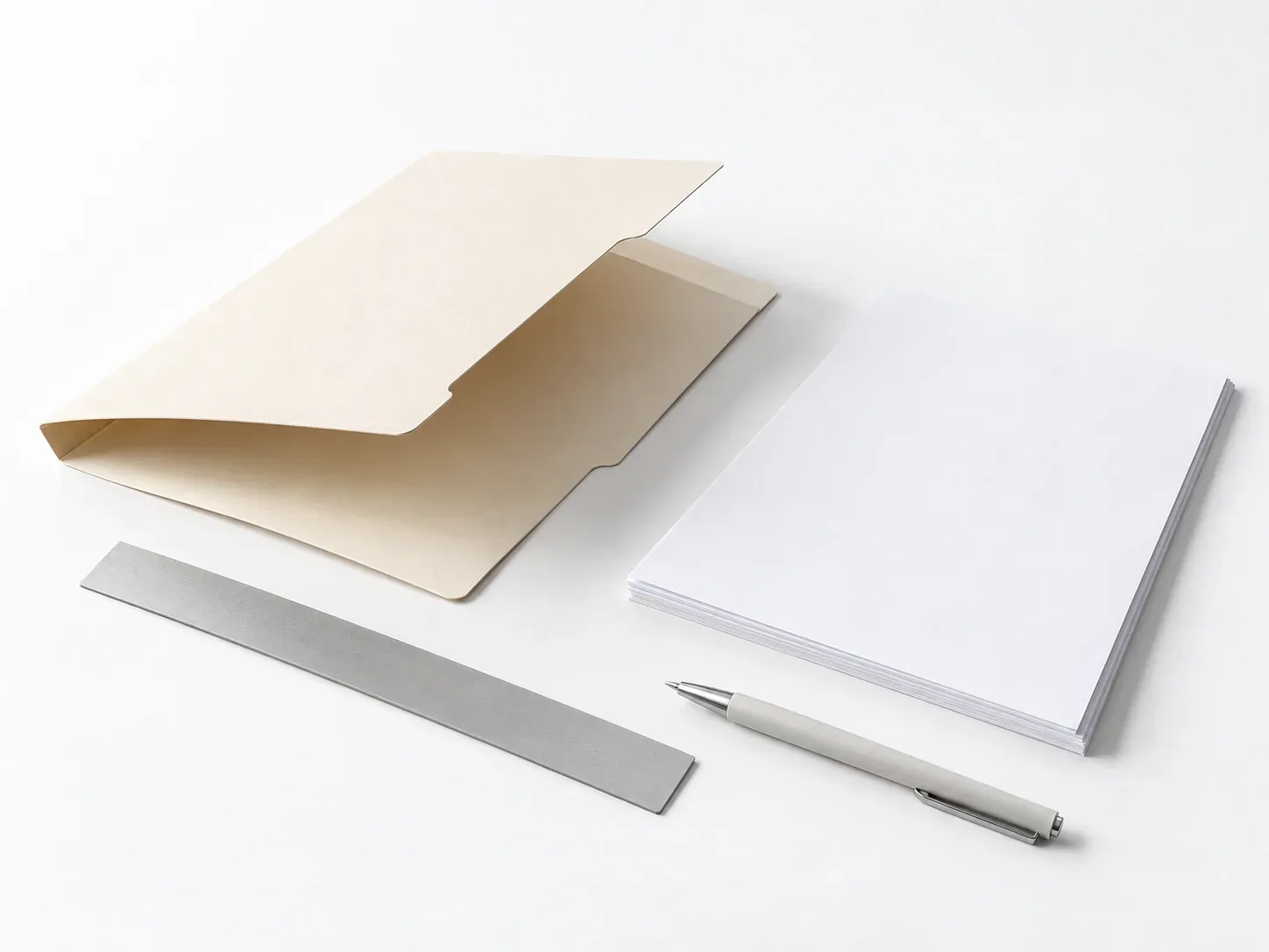 Chemise ouverte et feuilles vierges sur une table blanche